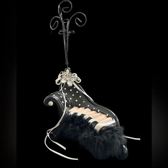 Ring Display Sofa Shaped Finger Rings Holder & necklace& bracelet holder.
0131 - Picture 1 of 8